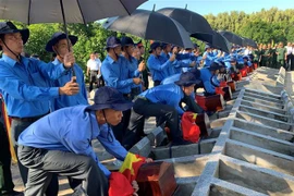 Lễ truy điệu, cải táng 52 hài cốt liệt sỹ tại Nghĩa trang liệt sỹ Tam Nông (Đồng Tháp). (Ảnh: Chương Đài/TTXVN) 