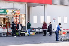 Người dân xếp hàng bên ngoài một siêu thị ở Berlin, Đức ngày 23/2/2020, trong bối cảnh dịch COVID-19 lan rộng. (Nguồn: THX/TTXVN) 
