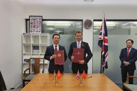 Bộ trưởng Nguyễn Mạnh Hùng và Bộ trưởng Chris Philp tại Lễ ký Ý định thư về hợp tác trong lĩnh vực kinh tế số và chuyển đổi số giữa Bộ Thông tin và Truyền thông Việt Nam và Bộ Số, Văn hóa, Truyền thông và Thể thao Vương quốc Anh. (Ảnh: TTXVN)