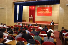 Buổi đối thoại của Thành ủy Hà Nội với đại diện người dân bãi rác Nam Sơn. (Ảnh Mạnh Khánh/TTXVN) 