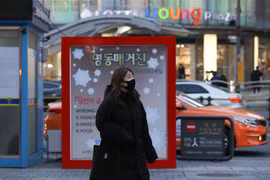 Người dân đeo khẩu trang phòng lây nhiễm COVID-19 tại Seoul, Hàn Quốc. (Nguồn: THX/TTXVN) 