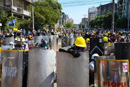 Người biểu tình tập trung tại thành phố Yangon, Myanmar ngày 8/3/2021. (Nguồn: AFP/TTXVN) 