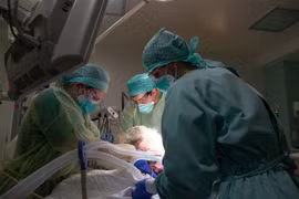 Điều trị cho bệnh nhân COVID-19. (Nguồn: AFP/TTXVN) 