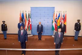 Đại sứ các nước Estonia, Niger, Saint Vincents & the Grenadines, Tunisia và Việt Nam tại lễ hạ quốc kỳ. (Ảnh: TTXVN)