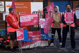 Công nhân Royal Mail đình công bên ngoài văn phòng ở London. (Nguồn: Reuters)