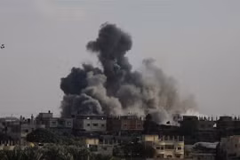 Khói bốc lên trong xung đột giữa quân đội Israel và phong trào Hamas tại thành phố Rafah, miền Nam Dải Gaza, ngày 10/10/2023. (Ảnh: THX/TTXVN)