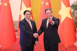 Thủ tướng Trung Quốc Lý Cường đón Thủ tướng Phạm Minh Chính. (Ảnh: Dương Giang/TTXVN)