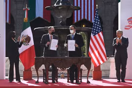Phó Tổng thống Mỹ Kamala Harris (trái) và Tổng thống Mexico Andres Manuel Lopez Obrador (phải) tại lễ ký bản ghi nhớ hợp tác quốc tế về di cư ở Mexico City, Mexico ngày 8/6/2021. (Nguồn: AFP/TTXVN) 