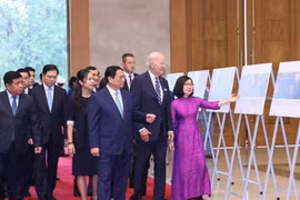 [Photo] Lãnh đạo Việt Nam và Hoa Kỳ tham quan trưng bày ảnh của TTXVN