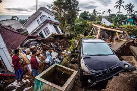 Cảnh đổ nát sau trận động đất tại Cianjur, Indonesia, ngày 22/11/2022. (Ảnh: AFP/TTXVN)