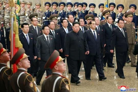 Nhà lãnh đạo Triều Tiên Kim Jong-un (giữa, phía trước) trong một hoạt động tại Bình Nhưỡng ngày 17/12/2019. (Nguồn: AFP/TTXVN) 