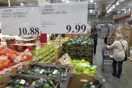 Giá hàng hóa được niêm yết tại siêu thị Costco ở Vancouver, British Columbia, Canada, ngày 17/1/2023. (Ảnh: THX/TTXVN)