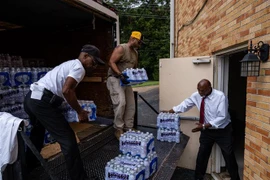 Phân phối nước uống cho người dân tại Jackson, Mississippi, Mỹ, ngày 4/9/2022. (Ảnh: AFP/TTXVN) 