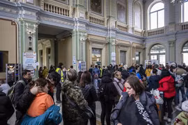 Người dân Ukraine sơ tán tới Przemysl, Ba Lan ngày 7/4/2022. (Ảnh: PAP/TTXVN) 