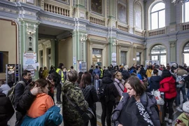 Người dân Ukraine sơ tán tới Przemysl, Ba Lan ngày 7/4/2022. (Ảnh: PAP/TTXVN) 