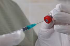 Cơ quan y tế New York cho rằng virus có thể xuất phát từ một địa điểm bên ngoài nước Mỹ, nơi vẫn đang sử dụng vaccine OPV vì các dòng hồi biến không thể xuất hiện khi sử dụng các loại vaccine bất hoạt. (Nguồn: pbs.org) 
