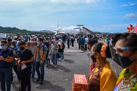 Khách du lịch tới đảo Langkawi, Malaysia, ngày 16/9/2021. (Ảnh: AFP/TTXVN) 