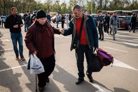 Người dân Ukraine sơ tán từ thành phố Mariupol tới thành phố Zaporizhzhia ngày 3/5/2022. (Ảnh: AFP/TTXVN) 