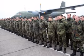 Binh sỹ Đức được điều động tới Litva tham gia sứ mệnh của NATO, tới sân bay Kaunas ở Karmelava. (Ảnh: AFP/TTXVN)