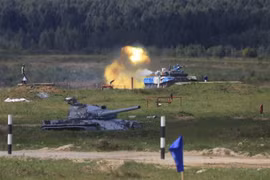Cuộc thi Xe tăng hành tiến khởi tranh tại thao trường Alabino của Nga trong Army Games 2021. (Ảnh: Trần Hiếu/TTXVN) 