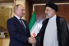 Tổng thống Iran Ebrahim Raisi (phải) và Tổng thống Nga Vladimir Putin. (Ảnh: AFP/TTXVN)