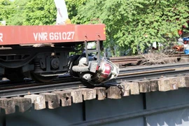 Phương tiện của nạn nhân bị tàu hỏa kéo lê. (Ảnh: Hoàng Ngọc/TTXVN) 