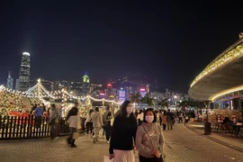 Người dân vui chơi tại Khu Văn hóa Tây Cửu Long của Hong Kong. (Ảnh: Mạc Luyện/TTXVN)
