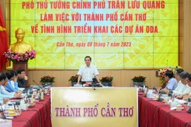 Phó Thủ tướng Trần Lưu Quang phát biểu tại buổi làm việc với Ủy ban Nhân dân thành phố Cần Thơ. (Ảnh: Thanh Liêm/TTXVN)