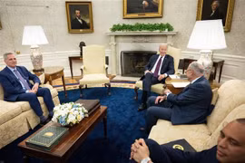 (Từ trái sang) Chủ tịch Hạ viện Mỹ Kevin McCarthy, Tổng thống Mỹ Joe Biden, Lãnh đạo đa số tại Thượng viện Mỹ Chuck Schumer và Lãnh đạo thiểu số tại Hạ viện Mỹ Hakeem Jeffries trong cuộc thảo luận về trần nợ công ở Washington, DC., ngày 9/5/2023. (Ảnh: AF