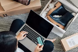 Cùng với sự phát triển nhanh chóng của công nghệ thông tin và truyền thông, nền tảng mua sắm trực tuyến giúp xóa bỏ rào cản về không gian và thời gian nhưng người tiêu dùng hãy cẩn thận với nó. (Nguồn: Thestreet)