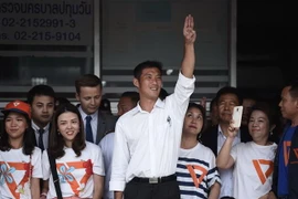 Chủ tịch đảng Tương lai mới (FFP) Thanathorn Juangroongruangkit (giữa) bên những người ủng hộ tại Bangkok ngày 6/4/2019. (Nguồn: AFP/TTXVN) 