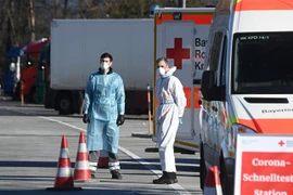 Một điểm xét nghiệm COVID-19 ở Kiefersfelden gần biên giới Đức và Áo. (Ảnh: AFP/TTXVN) 
