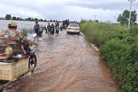 Mưa lũ cục bộ trong hơn 3 tuần qua đã gây ngập lụt, làm hư hỏng gần 420km đường giao thông ở Campuchia. (Ảnh: AKP/TTXVN phát)