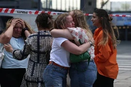 Người dân bàng hoàng sau vụ nổ súng ở trung tâm thương mại thủ đô Copenhagen, Đan Mạch, ngày 3/7/2022. (Ảnh: Reuters/TTXVN) 