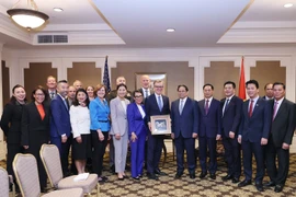 Thủ tướng Phạm Minh Chính với Đoàn các chính trị gia và doanh nghiệp bang Oregon. (Ảnh: Dương Giang/TTXVN)