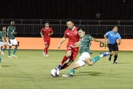 Pha tranh bóng giữa các cầu thủ đội chủ nhà Câu lạc bộ Thành phố Hồ Chí Minh (áo xanh) với các cầu thủ đội bóng Hải Phòng (áo đỏ). (Ảnh: Thanh Vũ/TTXVN) 