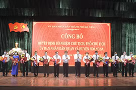 Phó Bí thư Thường trực Thành ủy, Chủ tịch Hội đồng Nhân dân thành phố Lương Nguyễn Minh Triết và Chủ tịch Ủy ban Nhân dân thành phố Lê Trung Chinh trao các quyết định bổ nhiệm Phó Chủ tịch Ủy ban Nhân dân quận và huyện đảo Hoàng Sa. (Nguồn: danang.gov.vn)