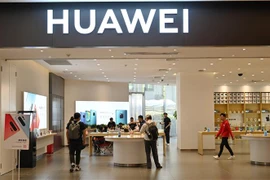 Một cửa hàng của Huawei tại trung tâm thương mại ở Thượng Hải, Trung Quốc. (Nguồn: AFP/TTXVN) 