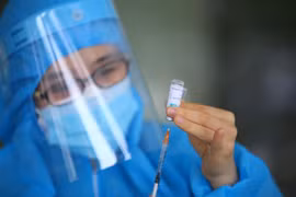 Nhân viên y tế chuẩn bị vaccine để tiêm cho người dân. (Ảnh: Hoàng Hiếu/TTXVN) 