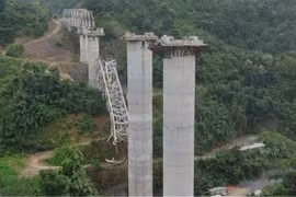 Hiện trường vụ sập cầu đường sắt đang trong quá trình xây dựng tại bang Mizoram, Ấn Độ ngày 23/8/2023. (Ảnh: HT/TTXVN)