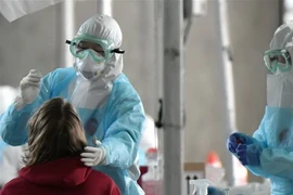 Nhân viên y tế lây mẫu xét nghiệm COVID-19 ở Seoul, Hàn Quốc, ngày 1/4/2020. (Nguồn: AFP/TTXVN) 
