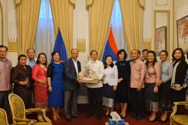 Đại sứ Việt Nam tại Pháp Đinh Toàn Thắng trao quà tới Đại sứ Lào Kham-Inh Khitchadeth nhân dịp Tết cổ truyền Bunpimay (14-16/4/2023). (Ảnh: TTXVN)