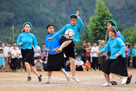 [Photo] Về Bình Liêu để xem những cô gái Sán Chỉ đá bóng