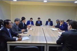 Bộ trưởng Bộ Tài nguyên và Môi trường Trần Hồng Hà làm việc với Đặc phái viên của Tổng thống Mỹ về biến đổi khí hậu John Kerry. (Ảnh: Nguyễn Trường/TTXVN) 