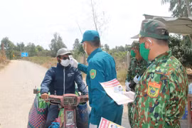Lực lượng Bộ đội biên phòng tuyên truyền về các biện pháp phòng, chống dịch bệnh COVID-19 cho người dân trên vùng biên giới. (Ảnh: Văn Khương/TTXVN)