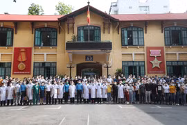 300 cán bộ, y bác sỹ Bệnh viện Việt Đức lên đường chi viện TP.HCM