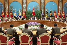 Nhà lãnh đạo Triều Tiên Kim Jong-un (giữa) chủ trì Hội nghị Quân ủy trung ương tại Bình Nhưỡng ngày 6/2/2023. (Ảnh: KCNA/TTXVN)