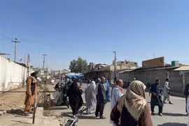 Người dân tập trung tại hiện trường vụ nổ tại Afghanistan. (Ảnh: AA/TTXVN) 