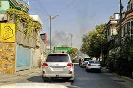 Khói bốc lên từ hiện trường vụ nổ ở Kabul, Afghanistan, ngày 2/11/2021. (Ảnh: AFP/TTXVN) 