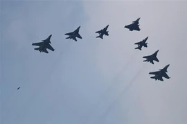 Máy bay của Không quân Ấn Độ (IAF) bay qua quảng trường ở thủ đô New Delhi nhân kỷ niệm 73 năm Ngày Cộng hòa ngày 26/1/2022. (Ảnh: AFP/TTXVN) 